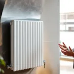 ein heizungsexperte erklärt, wie das anbringen von alufolie hinter der heizung wärme reflektiert und so heizkosten effektiv senkt.